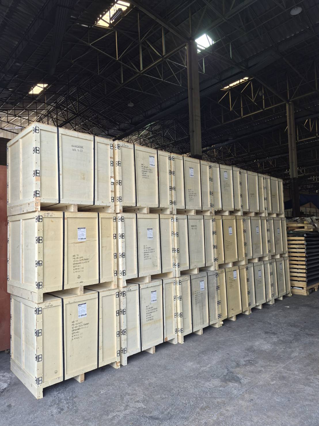 Large-scale warehouse storage — 37 wooden export crates of industrial chain components stacked in rows